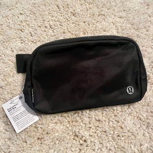 NWT Lululemon Everywhere Belt Bag - Black